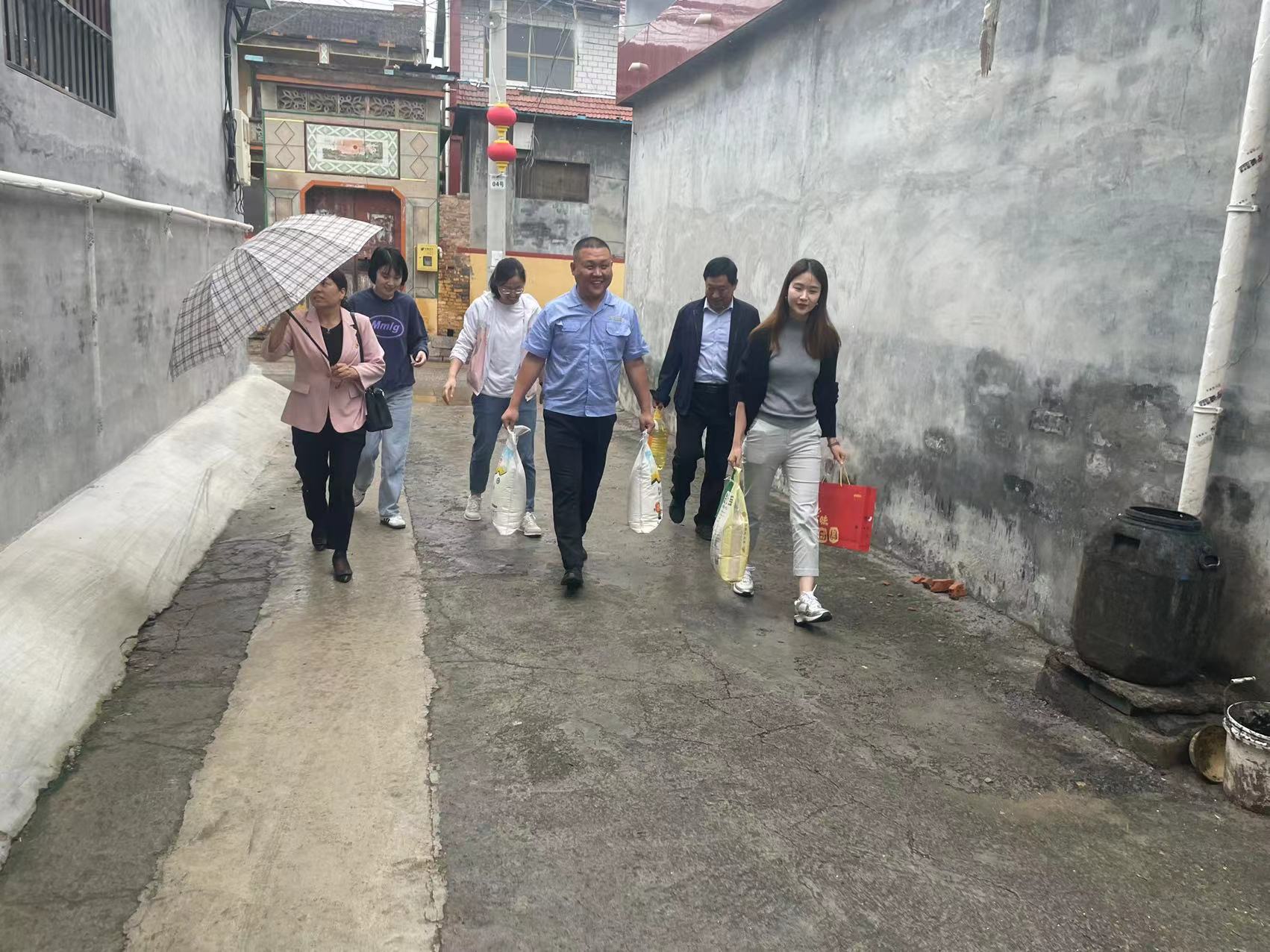 慶雙節(jié)不忘困難職工、送糧油傳遞支部關(guān)愛